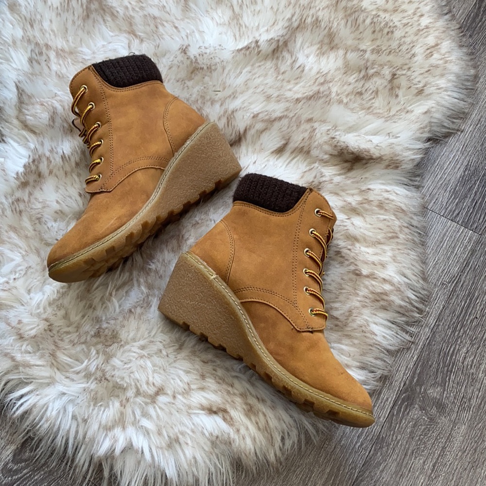 Timberland-like heeled lace-up ankle boot